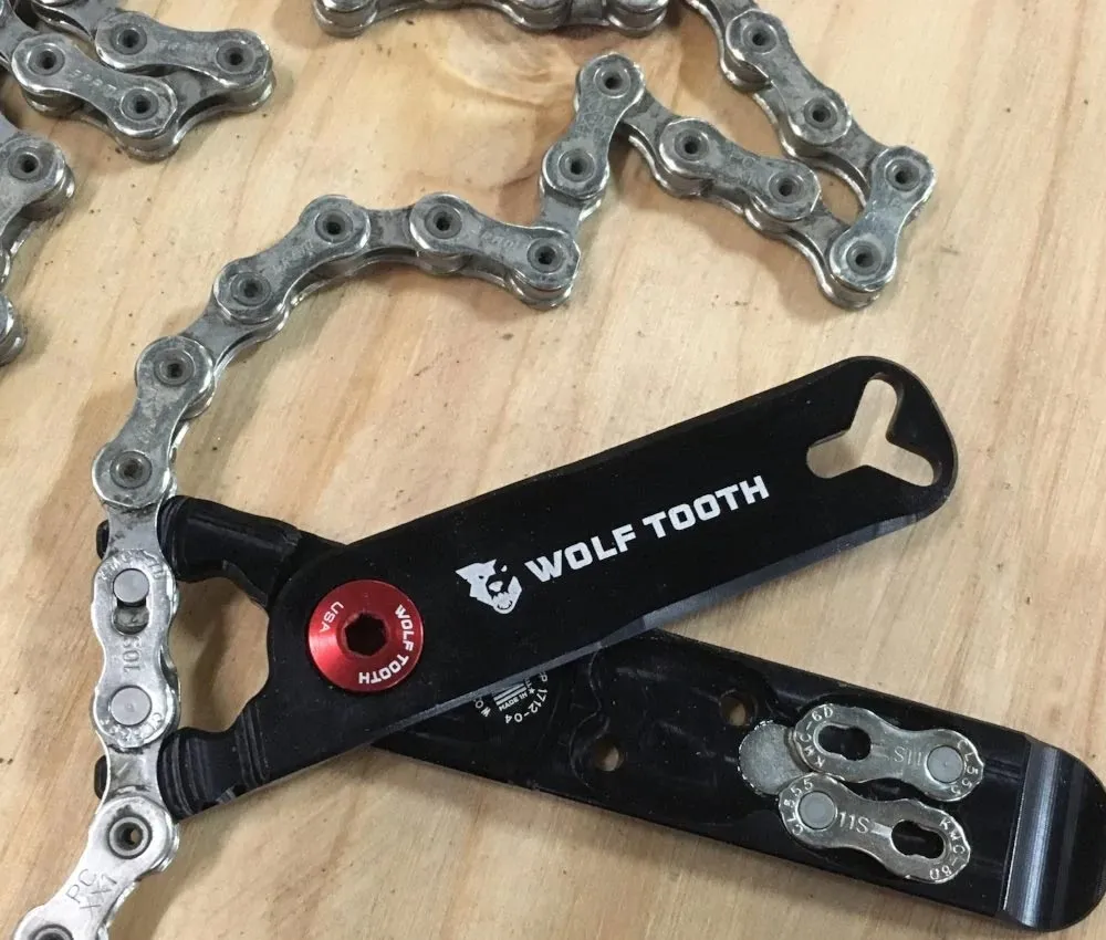Wolf Tooth Pack Pliers Multitool – Master Link Combo black and red