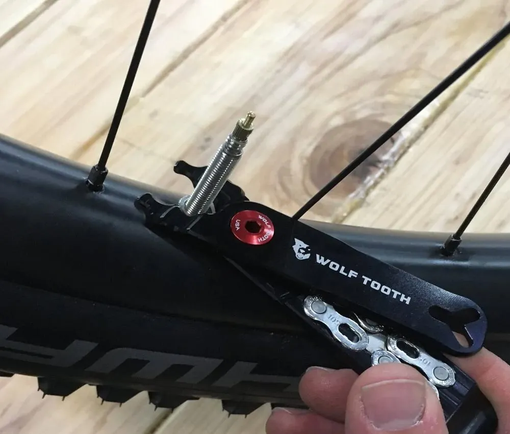 Wolf Tooth Pack Pliers Multitool – Master Link Combo black and red