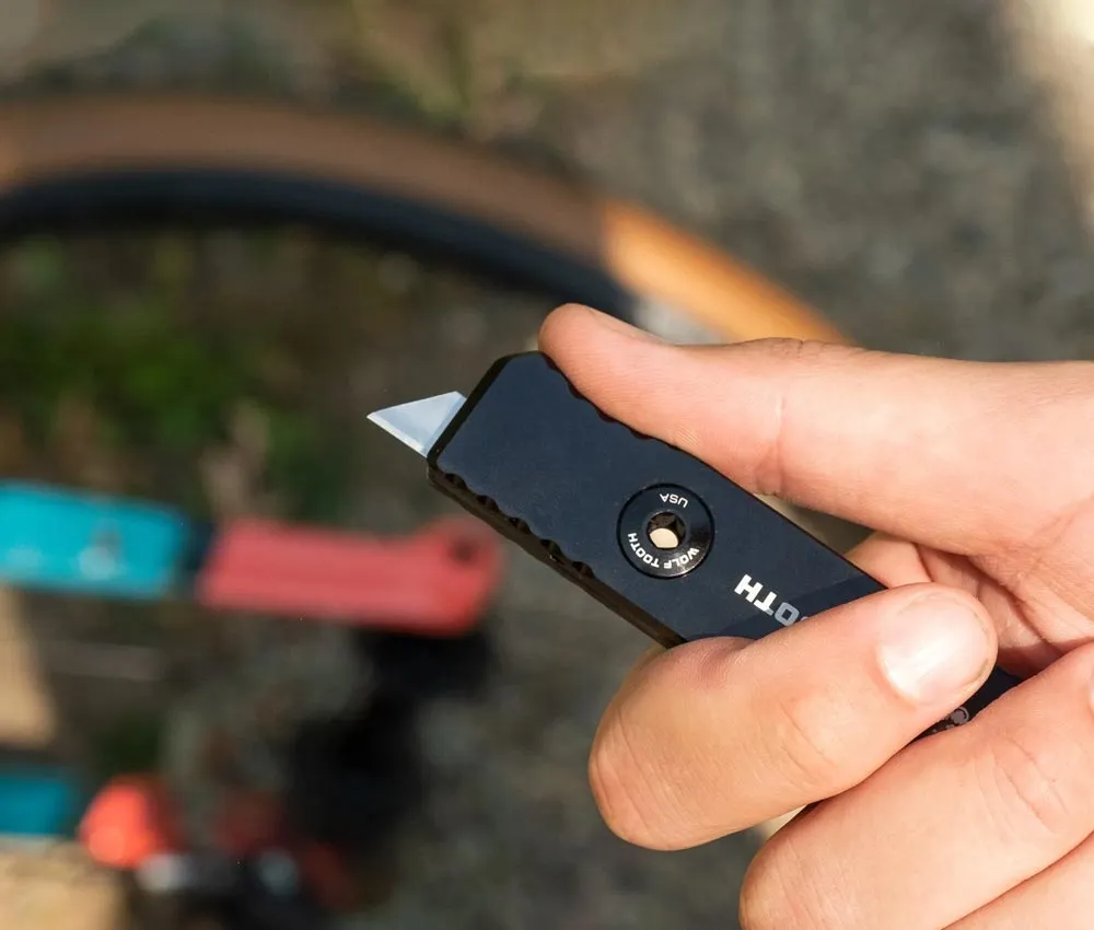 Wolf Tooth 8-Bit Chainbreaker + Utility Knife Multitool – Chain tool / Knife / Tubeless repair kit
