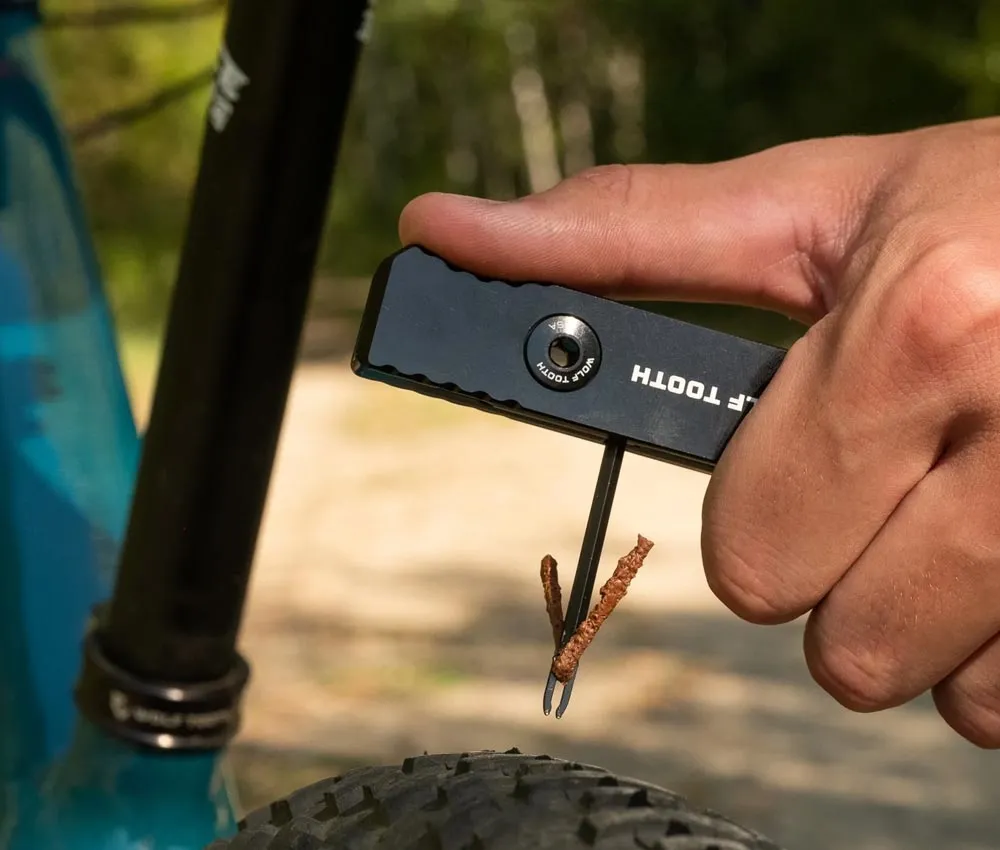 Wolf Tooth 8-Bit Chainbreaker + Utility Knife Multitool – Chain tool / Knife / Tubeless repair kit